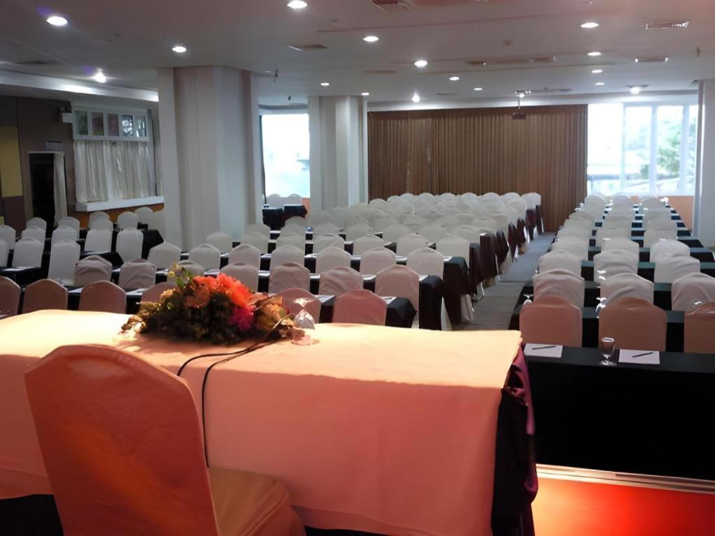 Hip Hotel Банкок Екстериор снимка